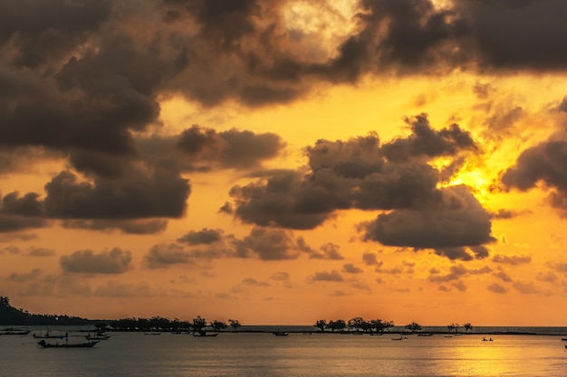 Atardecer, las olas del mar