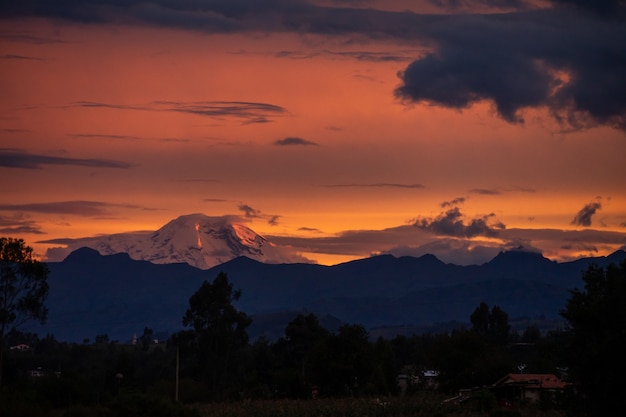 Atardecer oscuro con hermosas nubes en Ecuador