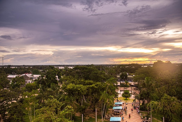 Atardecer en el parque y río de la amazonía colombiana.