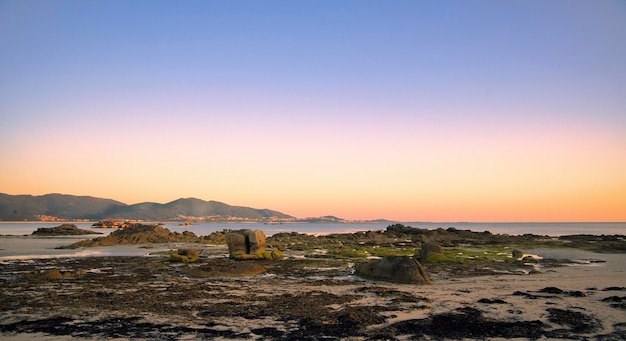 Atardecer en la playa de Caldebarcos costa da morte Galicia España