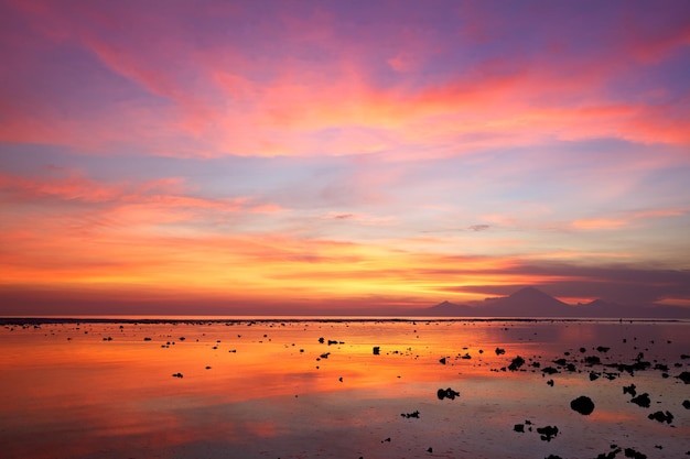 Atardecer en la playa de coral