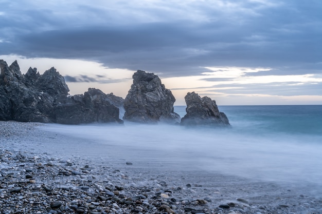 Atardecer en la playa en día nublado