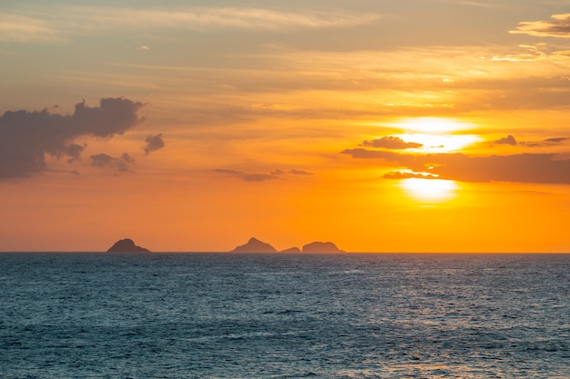 Atardecer en la playa de ipanema en río de janeiro, brasil.