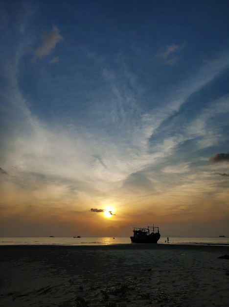 Atardecer en la playa de una isla tropical junto al océano.