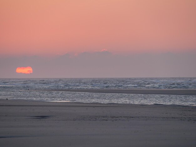 el atardecer en la playa de juist