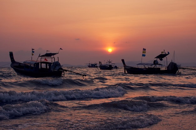 Foto atardecer en la playa de khlong muang, krabi, tailandia