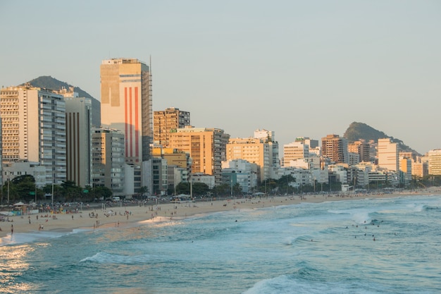 Foto atardecer en la playa de leblon en río de janeiro, atardecer en la playa de leblon en río de janeiro.