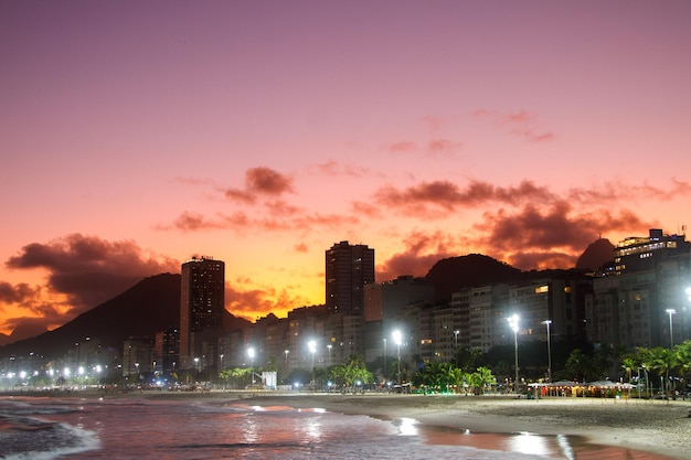 Atardecer en la playa de Leme en Copacabana en Río de Janeiro