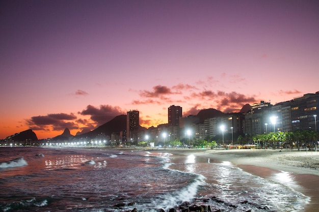 Atardecer en la playa de Leme en Copacabana en Río de Janeiro