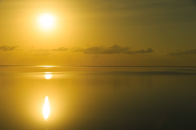 Atardecer en la playa de Maldivas