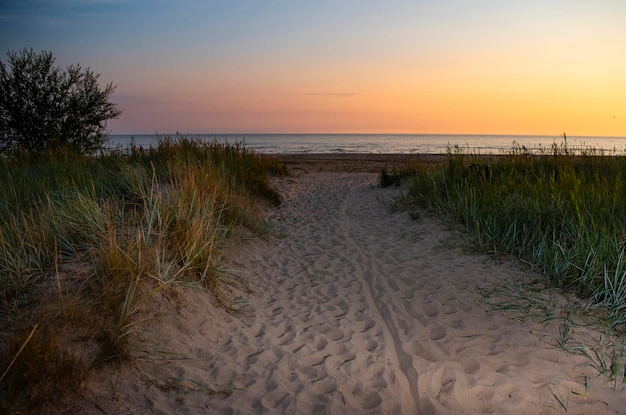 Atardecer en la playa del Mar Báltico en verano