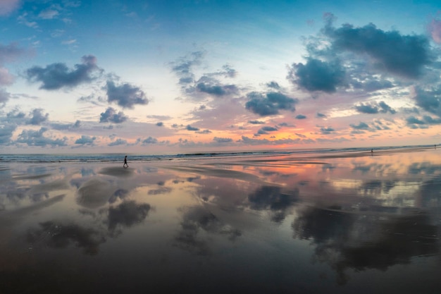 Atardecer en la playa de Matapalo en Costa Rica