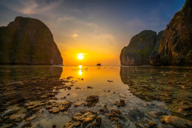 Atardecer en la playa Maya en la isla de Koh Phi Phi en Tailandia