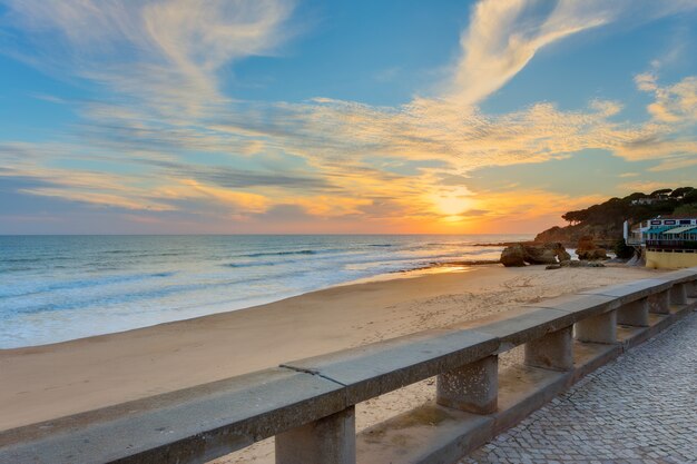 Atardecer en la playa de Olhos de Agua. Portugal Albufeira.