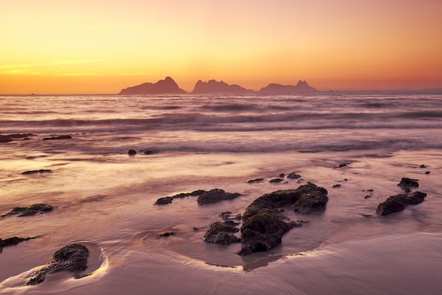 Atardecer en la playa de Patos con la silueta de las islas Cíes