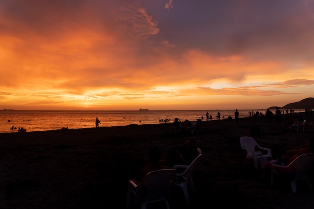 Atardecer en la playa de Santa Marta