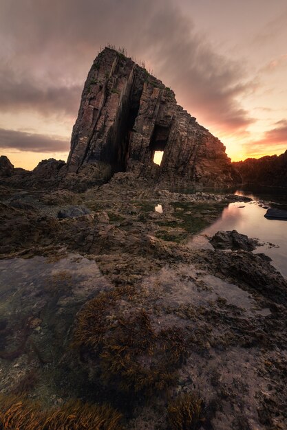 Atardecer en la playa de Vallina, increíble playa rocosa en la costa de Asturias, al norte de España