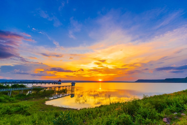 Atardecer en la presa de Lum Chae, Nakhon Ratchasima, Tailandia