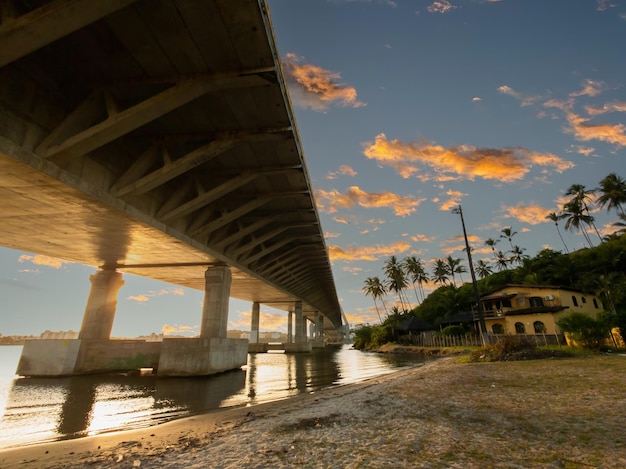 Atardecer con el puente atirantado Jorge Amado al fondo en Ilheus Bahia Brasil