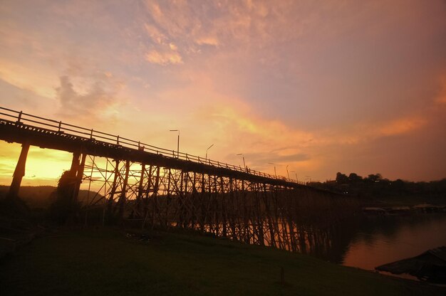 Atardecer en el puente de bambú y el río Sangkhlaburi en el oeste de Tailandia