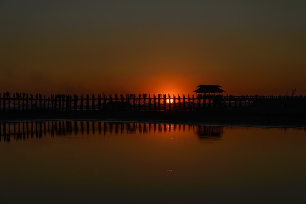 Atardecer en el puente UBein, Myanmar, Birmania