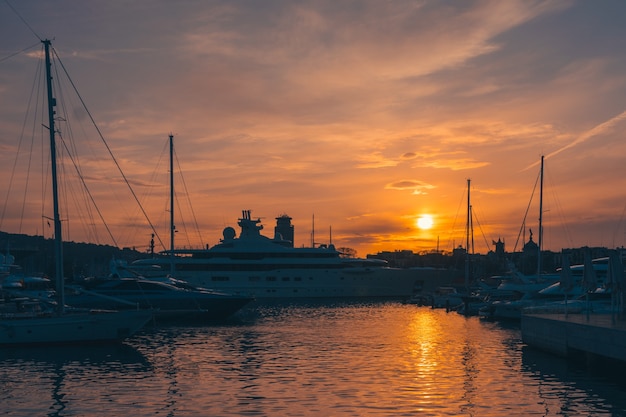 Atardecer en el puerto de barcelona