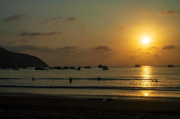 Atardecer en Puerto López, Manabí