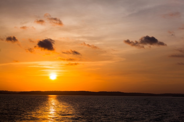 Atardecer en el río Amazonas