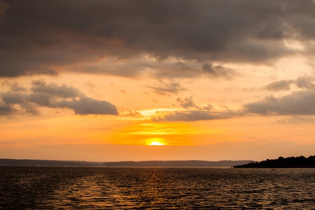 Atardecer en el río Amazonas