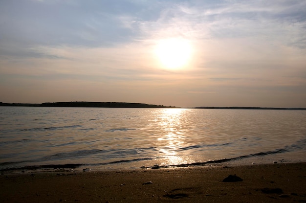 Atardecer en el río Vista desde la orilla El río Volga