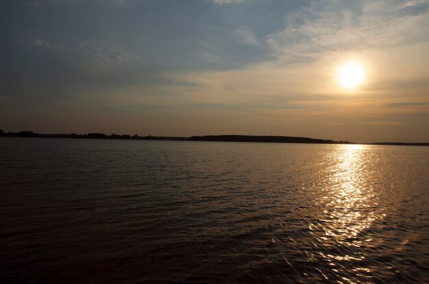 Atardecer en el río Vista desde la orilla El río Volga