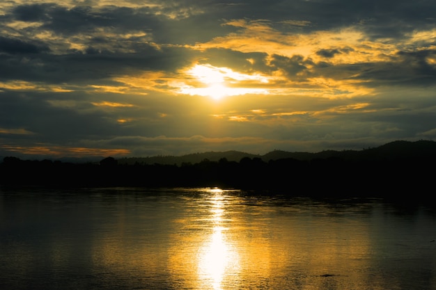 Atardecer en el río