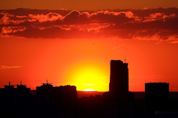 Atardecer rojo brillante sobre los edificios de la ciudad