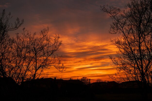 Atardecer rojo en el campo en Italia en invierno