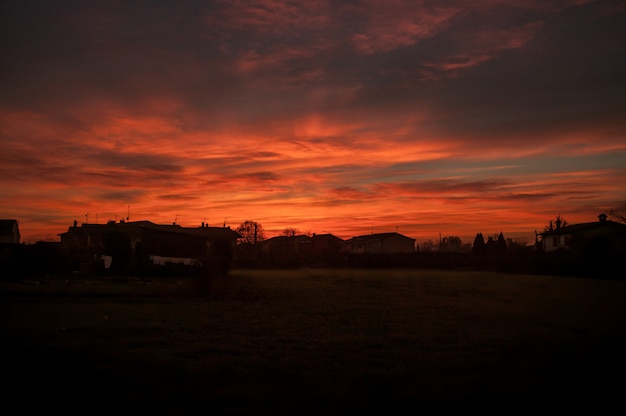 Atardecer rojo en el campo en Italia en invierno