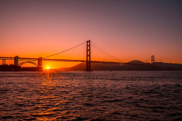 Atardecer rojo en el Golden Gate de San Francisco. Estados Unidos