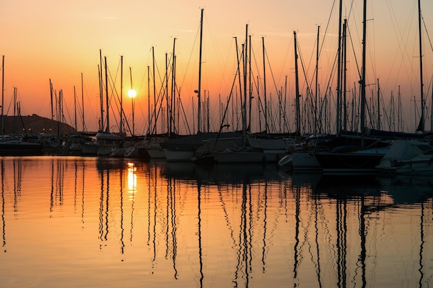 Atardecer romántico en los barcos en el puerto deportivo en el pueblo de Izola en el mar Adriático, Eslovenia