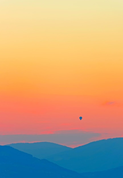 Foto atardecer romántico a última hora de la tarde.