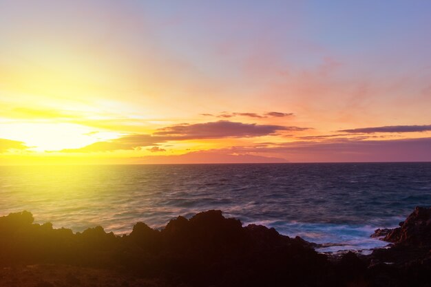 Foto atardecer sobre el océano atlántico en la isla de tenerife canarias