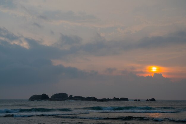 Atardecer sobre el oceano indico