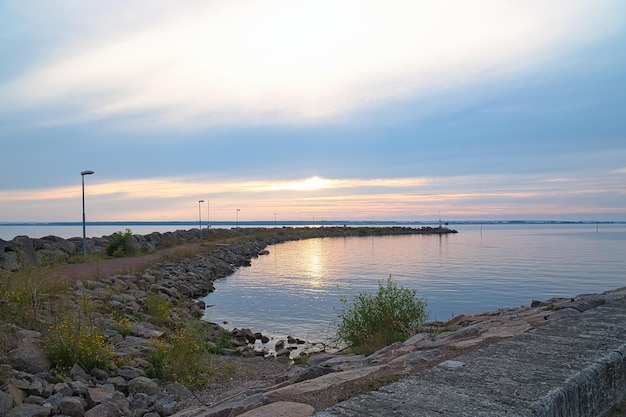 Atardecer en Suecia en el puerto del lago Vaetten Paisaje filmado en Escandinavia