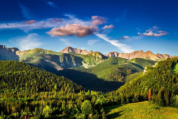 Atardecer en Tatras en Polonia en verano Europa