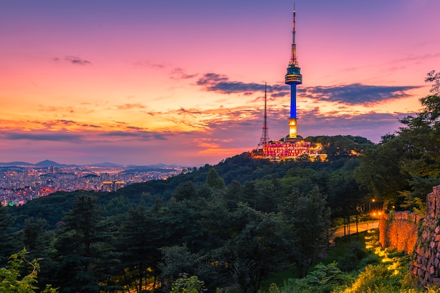 Atardecer en la Torre Namsan en Seúl