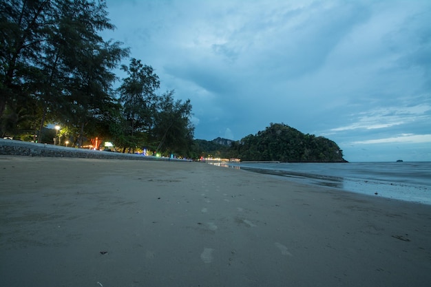 Atardecer tropical en la playa aonang krabi tailandia