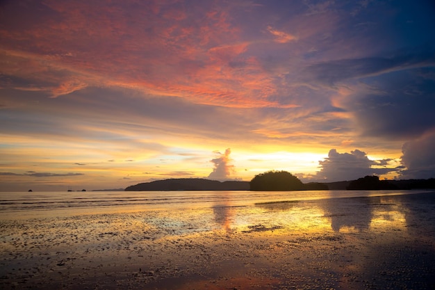 Atardecer tropical sombríoPuesta de sol sobre el agua y las islasThailand Krabi Province Ao Nang Beach