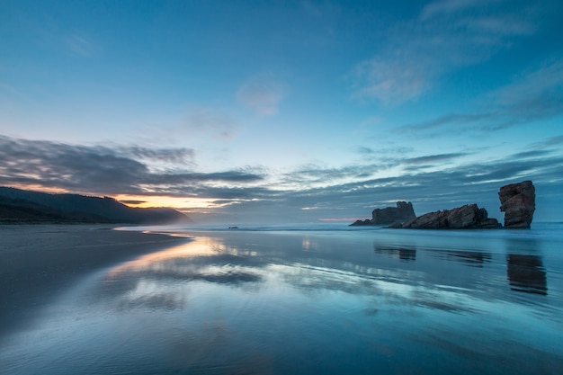 Atardecer de verano en la costa asturiana