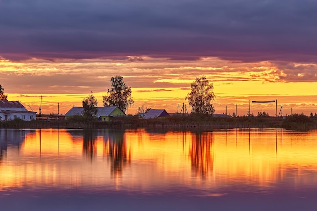 Atardecer de verano en el lago Paisaje rural natural otoño Septiembre noche Pueblo a orillas del lago Anochecer escena rural Storm cloudscape