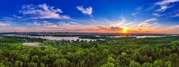 Atardecer de verano rural en Kiev con el río Dnipro y el espectacular cielo colorido, fondo natural, vista aérea. Increíble panorama de paisaje estacional