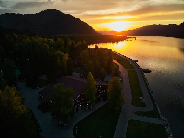 Atardecer de verano sobre las montañas de Altai. Distrito de Chemalsky, República de Altai, Siberia del Sur, Rusia.