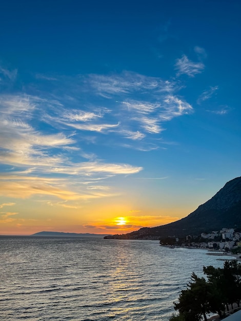 Atardecer de verano sobre la playa, Makarska, Croacia, foto vertical